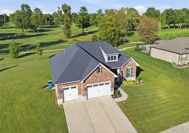 Photo 3 of Single family home for sale at 3717 Golfview Cir, Belleville, IL 62221 | MLS# MIS26062672 | Listing updated on 2026-10-04