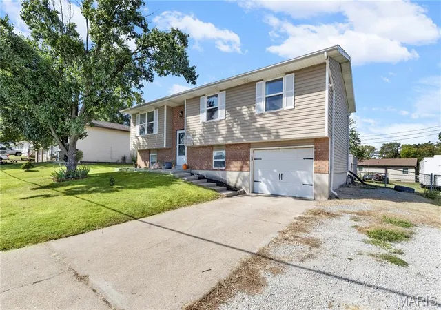 Photo 3 of Single family home for sale at 1105 Market St, Sainte Genevieve, MO 63670 | MLS# MIS26062689 | Listing updated on 2026-10-02