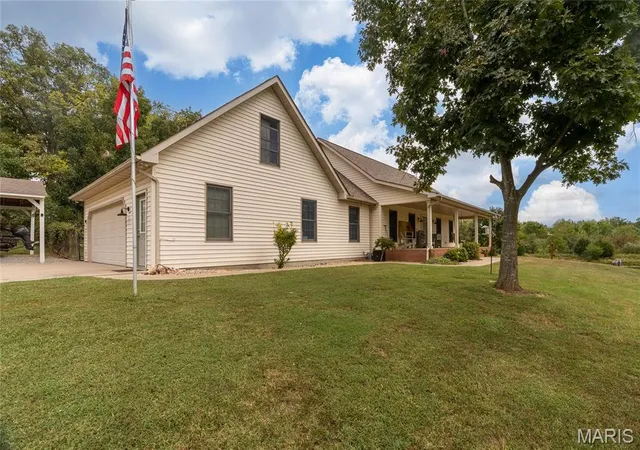 Photo 2 of Single family home for sale at 8945 State Route 14, Du Quoin, IL 62832 | MLS# MIS26062693 | Listing updated on 2026-09-29