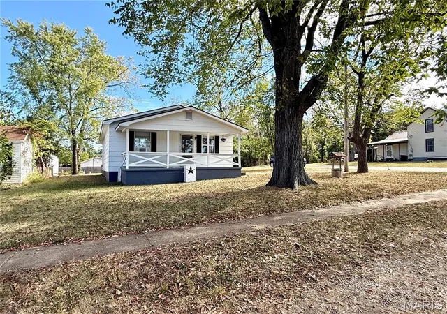 Photo 3 of Single family home for sale at 414 Monroe St, Desloge, MO 63601 | MLS# MIS26062698 | Listing updated on 2026-09-30