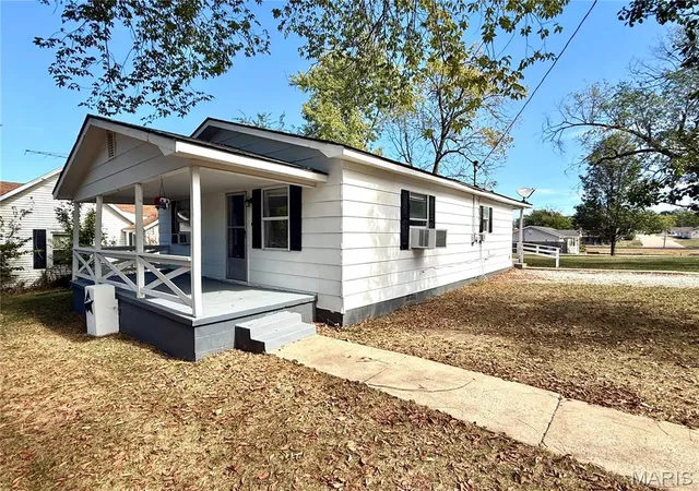 Photo 3 of Single family home for sale at 414 Monroe St, Desloge, MO 63601 | MLS# MIS26062698 | Listing updated on 2026-09-30