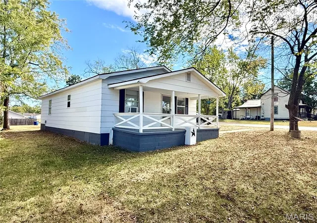 Photo 4 of Single family home for sale at 414 Monroe St, Desloge, MO 63601 | MLS# MIS26062698 | Listing updated on 2026-09-30