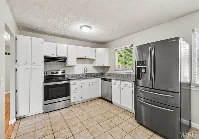 Photo 4 of Single family home for sale at 5329 Ville Angela Ln, Hazelwood, MO 63042 | MLS# MIS26062709 | Listing updated on 2026-09-30