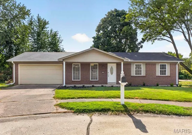 Photo 2 of Single family home for sale at 1008 N Duchesne Dr, Saint Charles, MO 63301 | MLS# MIS26062711 | Listing updated on 2026-10-05
