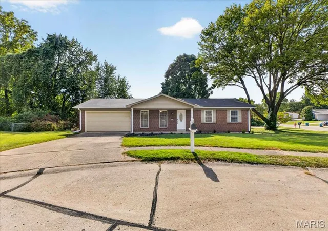 Photo 3 of Single family home for sale at 1008 N Duchesne Dr, Saint Charles, MO 63301 | MLS# MIS26062711 | Listing updated on 2026-10-05