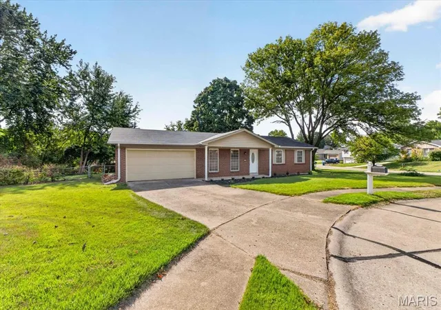 Photo 3 of Single family home for sale at 1008 N Duchesne Dr, Saint Charles, MO 63301 | MLS# MIS26062711 | Listing updated on 2026-10-05