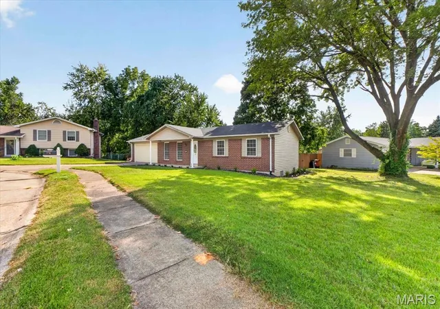 Photo 4 of Single family home for sale at 1008 N Duchesne Dr, Saint Charles, MO 63301 | MLS# MIS26062711 | Listing updated on 2026-10-05