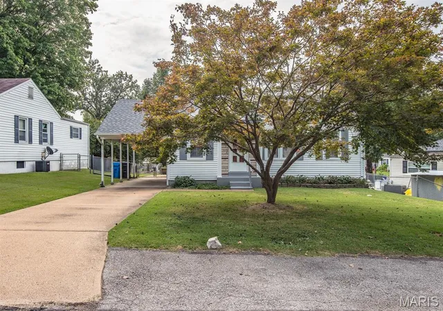 Photo 3 of Single family home for sale at 330 Derhake Rd, Florissant, MO 63031 | MLS# MIS26062718 | Listing updated on 2026-10-05