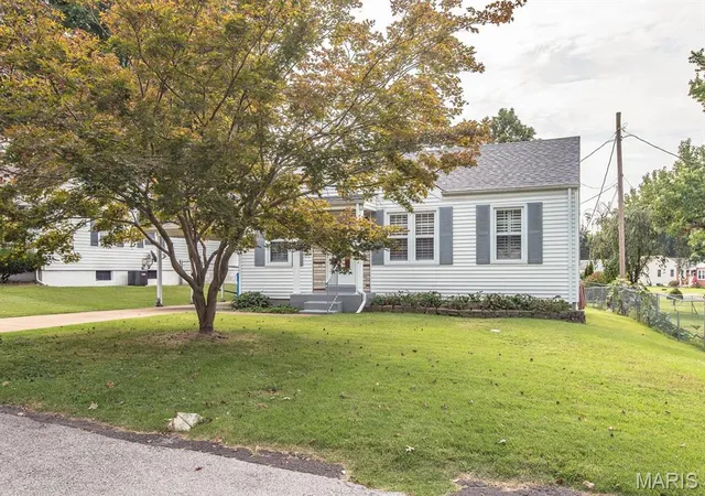 Photo 3 of Single family home for sale at 330 Derhake Rd, Florissant, MO 63031 | MLS# MIS26062718 | Listing updated on 2026-10-05