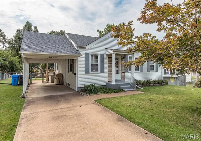 Photo 1 of Single family home for sale at 330 Derhake Rd, Florissant, MO 63031 | MLS# MIS26062718 | Listing updated on 2026-10-05