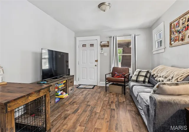 Photo 4 of Sale Pending at 5047 Dewey Ave, Saint Louis, MO 63116 | MLS# MIS26062725 | Listing updated on 2026-10-19