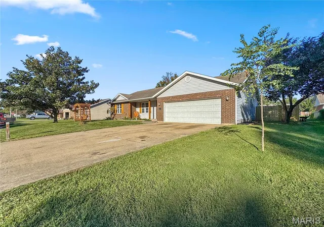 Photo 3 of Single family home for sale at 118 Osterhage Dr, Waterloo, IL 62298 | MLS# MIS26062740 | Listing updated on 2026-10-04