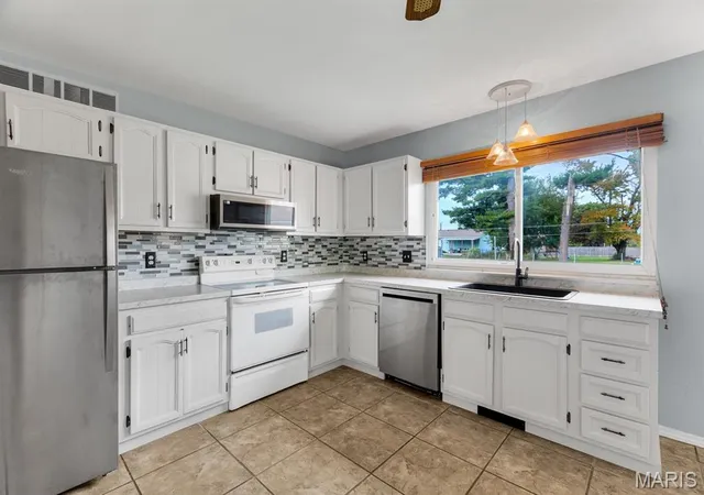 Photo 3 of Single family home for sale at 5 Oak Dr, Saint Peters, MO 63376 | MLS# MIS26062741 | Listing updated on 2026-10-04