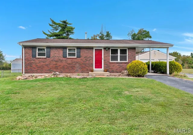 Photo 1 of Single family home for sale at 5 Oak Dr, Saint Peters, MO 63376 | MLS# MIS26062741 | Listing updated on 2026-10-04