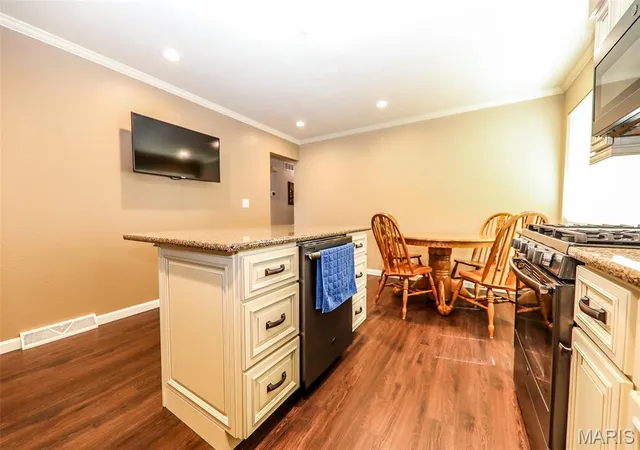 Photo 3 of Single family home for sale at 2200 Dawn Pl, Granite City, IL 62040 | MLS# MIS26062746 | Listing updated on 2026-10-04