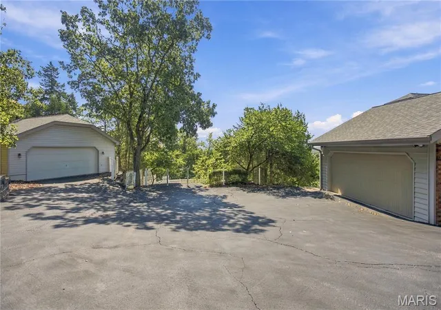 Photo 2 of Sale Pending at 2 Rockwood Forest Glen, Wildwood, MO 63025 | MLS# MIS26062748 | Listing updated on 2026-10-06
