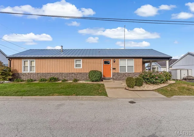 Photo 1 of Sale Pending at 403 S Moore St, Waterloo, IL 62298 | MLS# MIS26062756 | Listing updated on 2026-10-05