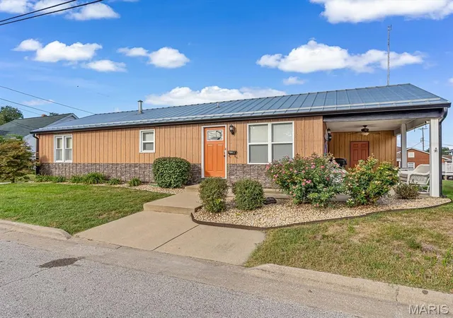 Photo 2 of Sale Pending at 403 S Moore St, Waterloo, IL 62298 | MLS# MIS26062756 | Listing updated on 2026-10-05