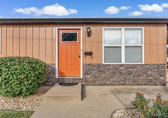 Photo 3 of Sale Pending at 403 S Moore St, Waterloo, IL 62298 | MLS# MIS26062756 | Listing updated on 2026-10-05