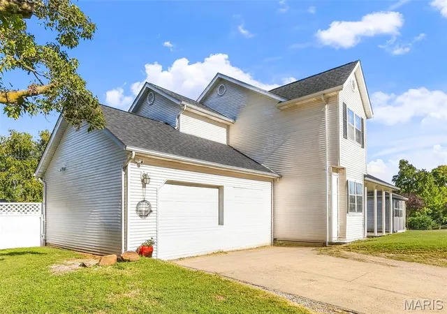 Photo 3 of Single family home for sale at 610 Marian Dr, Dupo, IL 62239 | MLS# MIS26062782 | Listing updated on 2026-10-07