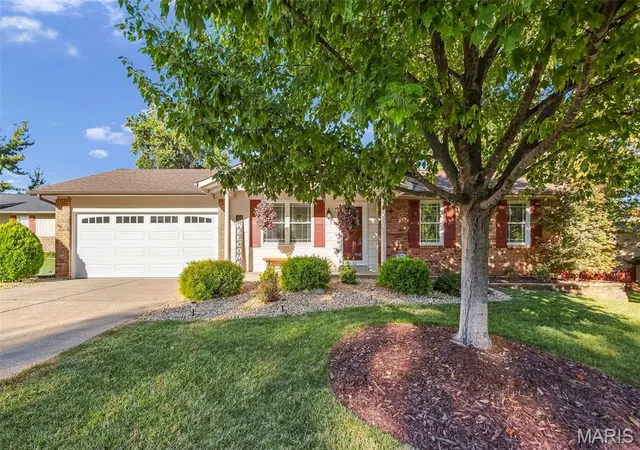 Photo 2 of Sale Pending at 7 Teak Ct, Saint Peters, MO 63376 | MLS# MIS26062789 | Listing updated on 2026-10-09