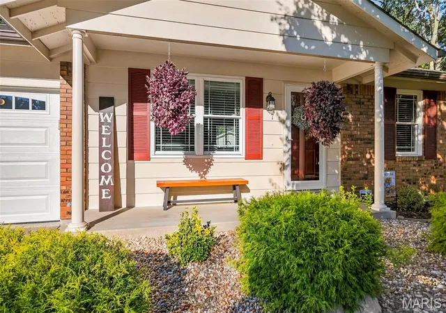 Photo 3 of Sale Pending at 7 Teak Ct, Saint Peters, MO 63376 | MLS# MIS26062789 | Listing updated on 2026-10-09