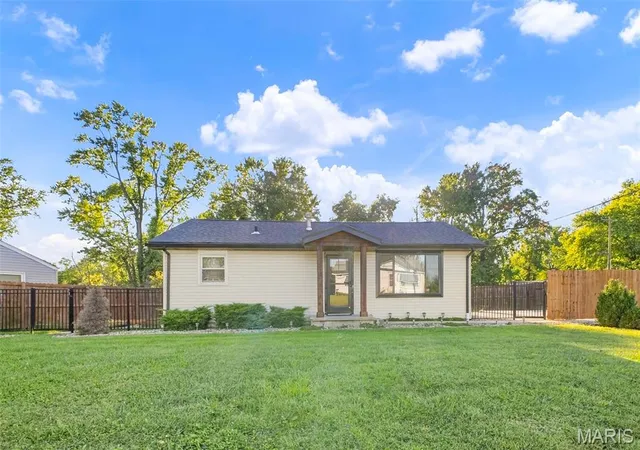 Photo 2 of Single family home for sale at 15 Cascade Dr, Belleville, IL 62223 | MLS# MIS26062790 | Listing updated on 2026-10-04