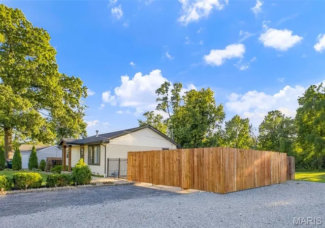 Photo 3 of Single family home for sale at 15 Cascade Dr, Belleville, IL 62223 | MLS# MIS26062790 | Listing updated on 2026-10-04