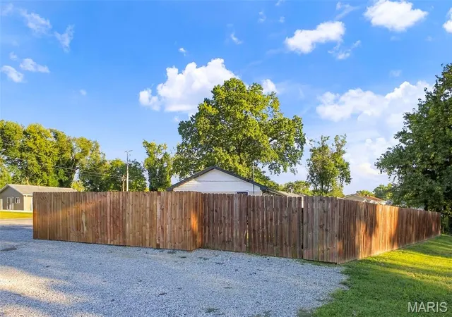 Photo 3 of Single family home for sale at 15 Cascade Dr, Belleville, IL 62223 | MLS# MIS26062790 | Listing updated on 2026-10-04