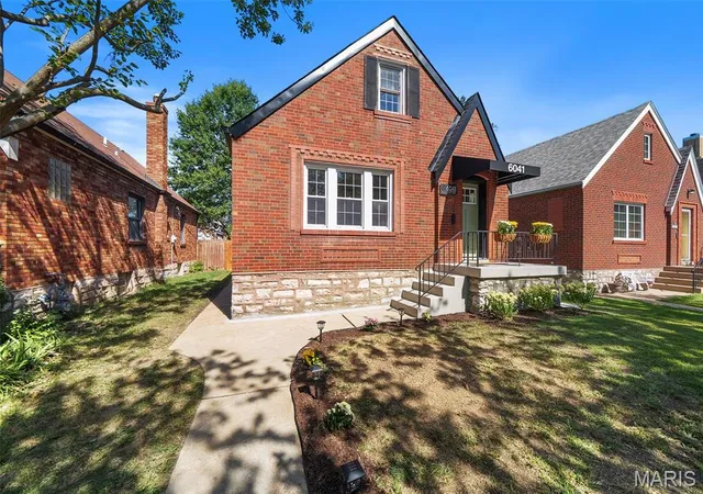 Photo 3 of Sale Pending at 6041 Tholozan Ave, Saint Louis, MO 63109 | MLS# MIS26062793 | Listing updated on 2026-10-02
