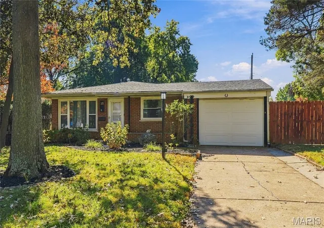 Photo 1 of Single family home for sale at 25 Saint Benedict Ln, Florissant, MO 63033 | MLS# MIS26062794 | Listing updated on 2026-10-28