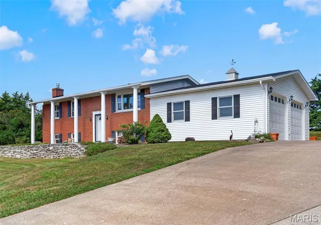 Photo 3 of Single family home for sale at 21724 Slate Ridge Ln, Louisiana, MO 63353 | MLS# MIS26062807 | Listing updated on 2026-10-07