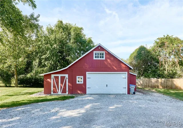 Photo 3 of Single family home for sale at 1127 Caulks Hl Rd, Saint Charles, MO 63304 | MLS# MIS26062809 | Listing updated on 2026-10-03