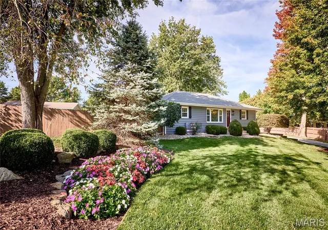 Photo 2 of Single family home for sale at 1127 Caulks Hl Rd, Saint Charles, MO 63304 | MLS# MIS26062809 | Listing updated on 2026-10-03