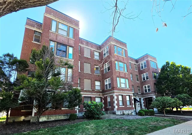 Listing Photo 1 - Condo for sale in building located at 5696 Kingsbury Ave, St. Louis, MO 63112 - Unit #303