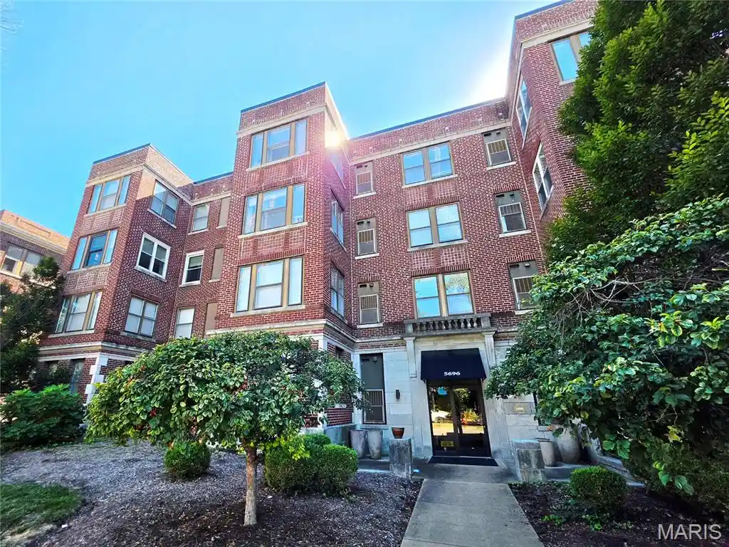 Listing Photo 2 - Condo for sale in 5696 Kingsbury Ave located at 5696 Kingsbury Ave, St. Louis, MO 63112 - Unit #303