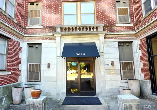 Listing Photo 3 - Condo for sale in building located at 5696 Kingsbury Ave, St. Louis, MO 63112 - Unit #303