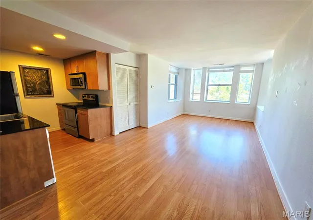Listing Photo 4 - Condo for sale in building located at 5696 Kingsbury Ave, St. Louis, MO 63112 - Unit #303