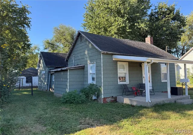 Photo 1 of Single family home for sale at 204 E Columbia St, Litchfield, IL 62056 | MLS# MIS26062817 | Listing updated on 2026-09-29