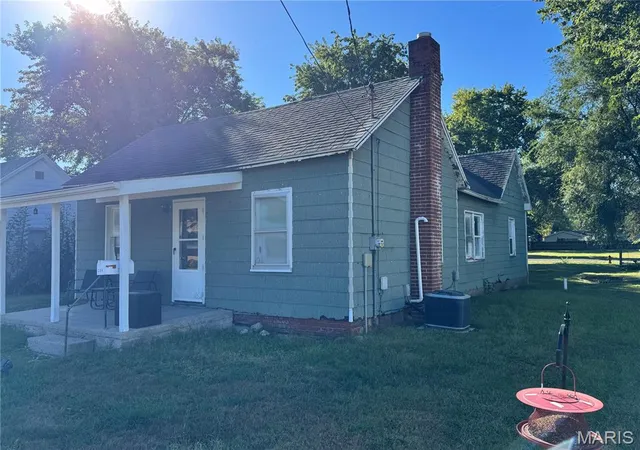 Photo 2 of Single family home for sale at 204 E Columbia St, Litchfield, IL 62056 | MLS# MIS26062817 | Listing updated on 2026-09-29
