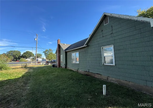 Photo 3 of Single family home for sale at 204 E Columbia St, Litchfield, IL 62056 | MLS# MIS26062817 | Listing updated on 2026-09-29