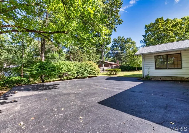 Photo 37 of Single family home for sale at 2 Creekside Ln, Saint Louis, MO 63141 | MLS# MIS26062823 | Listing updated on 2026-10-06