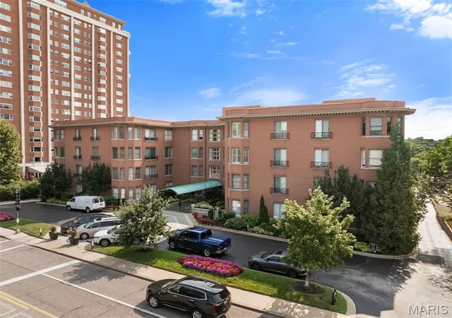 Condo for sale at 750 S Hanley Rd #470, Saint Louis, MO 63105 | MLS# MIS26062825