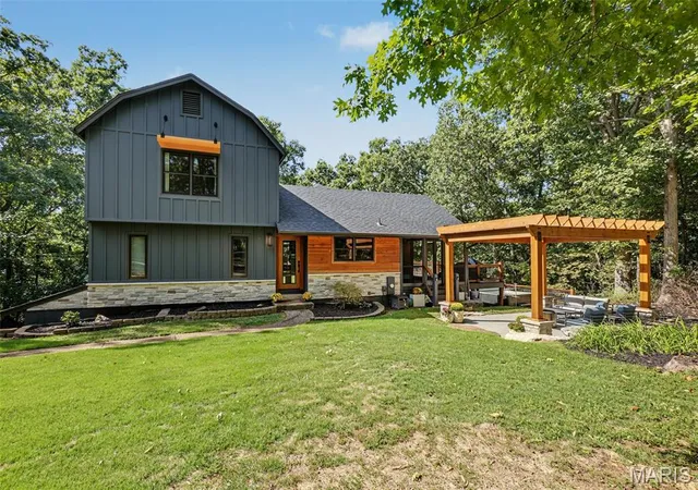 Photo 1 of Single family home for sale at 4 Wolf Trl Ct, Defiance, MO 63341 | MLS# MIS26062828 | Listing updated on 2026-10-04