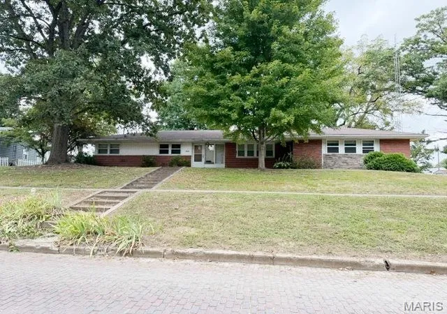 Photo 1 of Single family home for sale at 134 N Broad St, Hillsboro, IL 62049 | MLS# MIS26062831 | Listing updated on 2026-09-29
