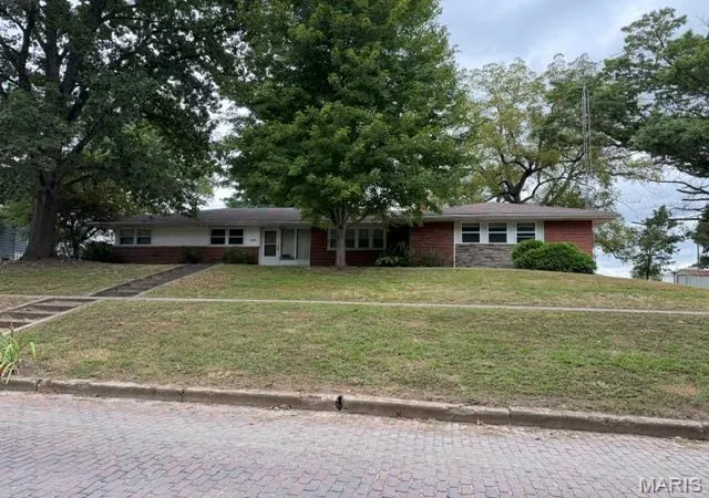 Photo 2 of Single family home for sale at 134 N Broad St, Hillsboro, IL 62049 | MLS# MIS26062831 | Listing updated on 2026-09-29