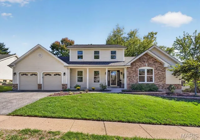 Photo 1 of Sale Pending at 1952 Farm Valley Dr, Chesterfield, MO 63017 | MLS# MIS26062843 | Listing updated on 2026-10-26