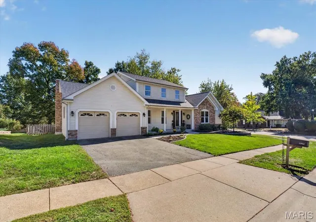 Photo 2 of Sale Pending at 1952 Farm Valley Dr, Chesterfield, MO 63017 | MLS# MIS26062843 | Listing updated on 2026-10-26