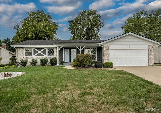 Photo 1 of Single family home for sale at 12 Oakridge W Dr, Saint Peters, MO 63376 | MLS# MIS26062851 | Listing updated on 2026-10-05