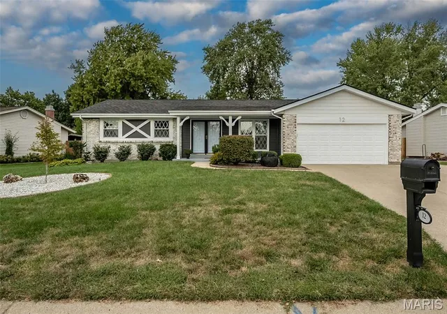 Photo 2 of Single family home for sale at 12 Oakridge W Dr, Saint Peters, MO 63376 | MLS# MIS26062851 | Listing updated on 2026-10-05